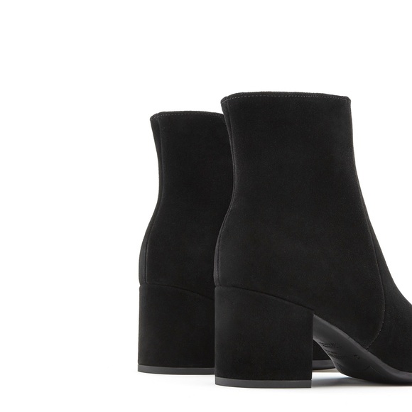 La Canadienne Women
Black Suede Waterproof JOANIE
SUEDE BOOTIE
$525.00
Black 10 - Picture 4 of 16